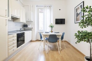 Fridge, microwave, oven, stovetop
