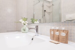 Shower, hair dryer, bidet, towels