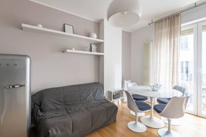 Dining - Easylife - Sophisticated studio with balcony in the heart of Porta Venezia (Milano)