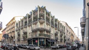 A multi-story building with balconies, parked cars, and a street view. - Easylife - Sophisticated studio with balcony in the heart of Porta Venezia (Milano)