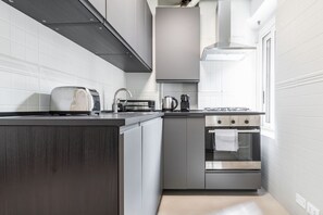 Fridge, oven, stovetop, coffee/tea maker