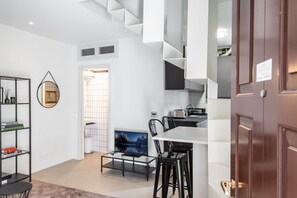 Refrigerador, horno, placa de cocina, cafetera/tetera