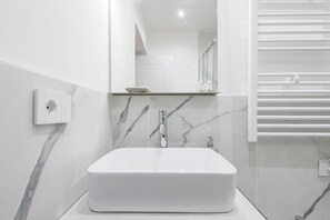 Dusche, Haartrockner, Bidet, Handtücher
