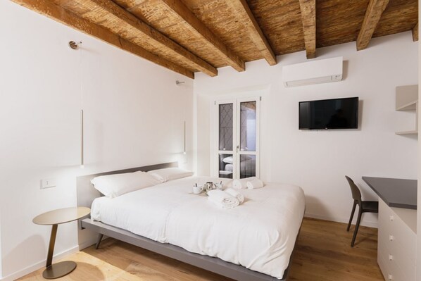 1 bedroom, desk, iron/ironing board, WiFi