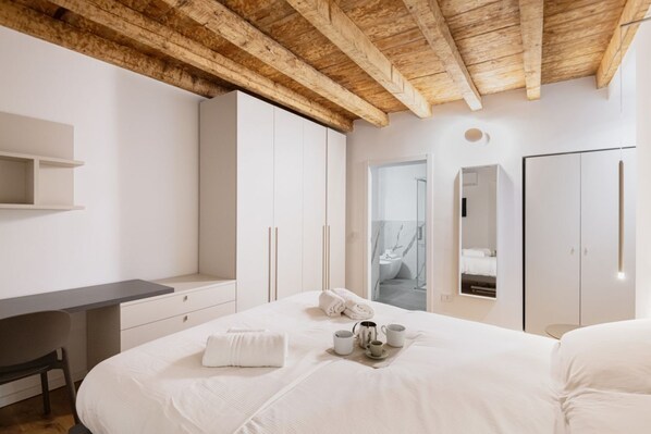 1 bedroom, desk, iron/ironing board, WiFi