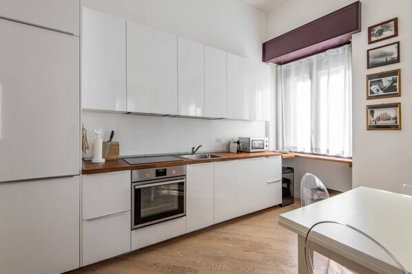 Fridge, microwave, oven, stovetop