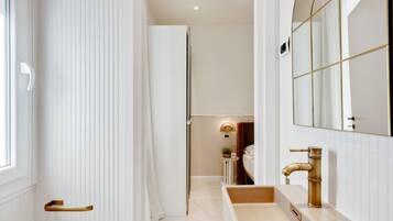 Buồng tắm vòi sen, chậu vệ sinh/vòi rửa