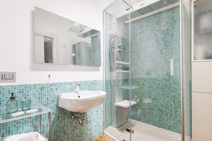 Bruser, hårtørrer, bidet, håndklæder