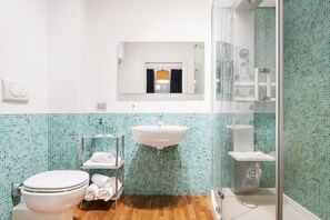 Douche, sèche-cheveux, bidet, serviettes fournies