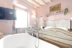 1 غرفة نوم ومكواة/لوح كي وواي فاي وملاءات أسرّة