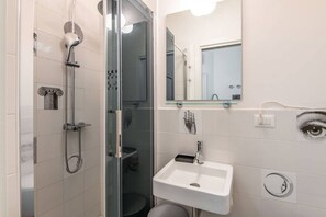 Douche, sĂšche-cheveux, bidet, serviettes fournies