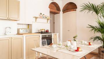 Frigorifero, microonde, forno, piano cottura