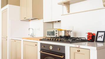 Een koelkast, een magnetron, een oven, een kookplaat