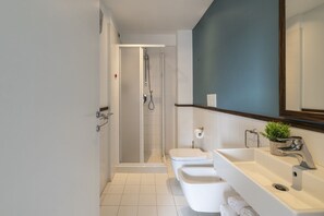 تجهيزات دش، مجففات شعر، مراحيض شطف، مناشف