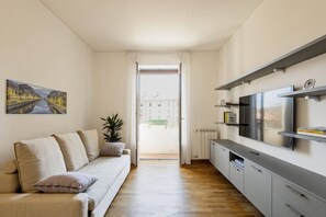 TV - Easylife - Bright flat in the heart of the Navigli (Milano)