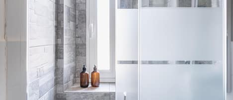Douche, sĂšche-cheveux, bidet, serviettes fournies