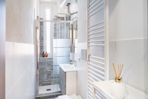 Shower, hair dryer, bidet, towels - Easylife - Urban Oasis in Bocconi area (Milano)