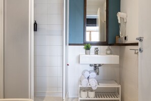 Shower, hair dryer, bidet, towels - Easylife - Double Suite with View (Milano)