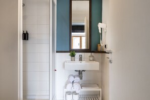 Douche, sèche-cheveux, bidet, serviettes fournies