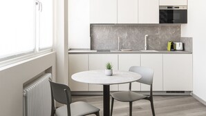 Kaffetrakter/tekoker, kjøleskap, mikrobølgeovn og kokeplater
