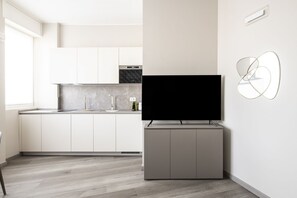 Frigorifero, microonde, piano cottura, lavastoviglie