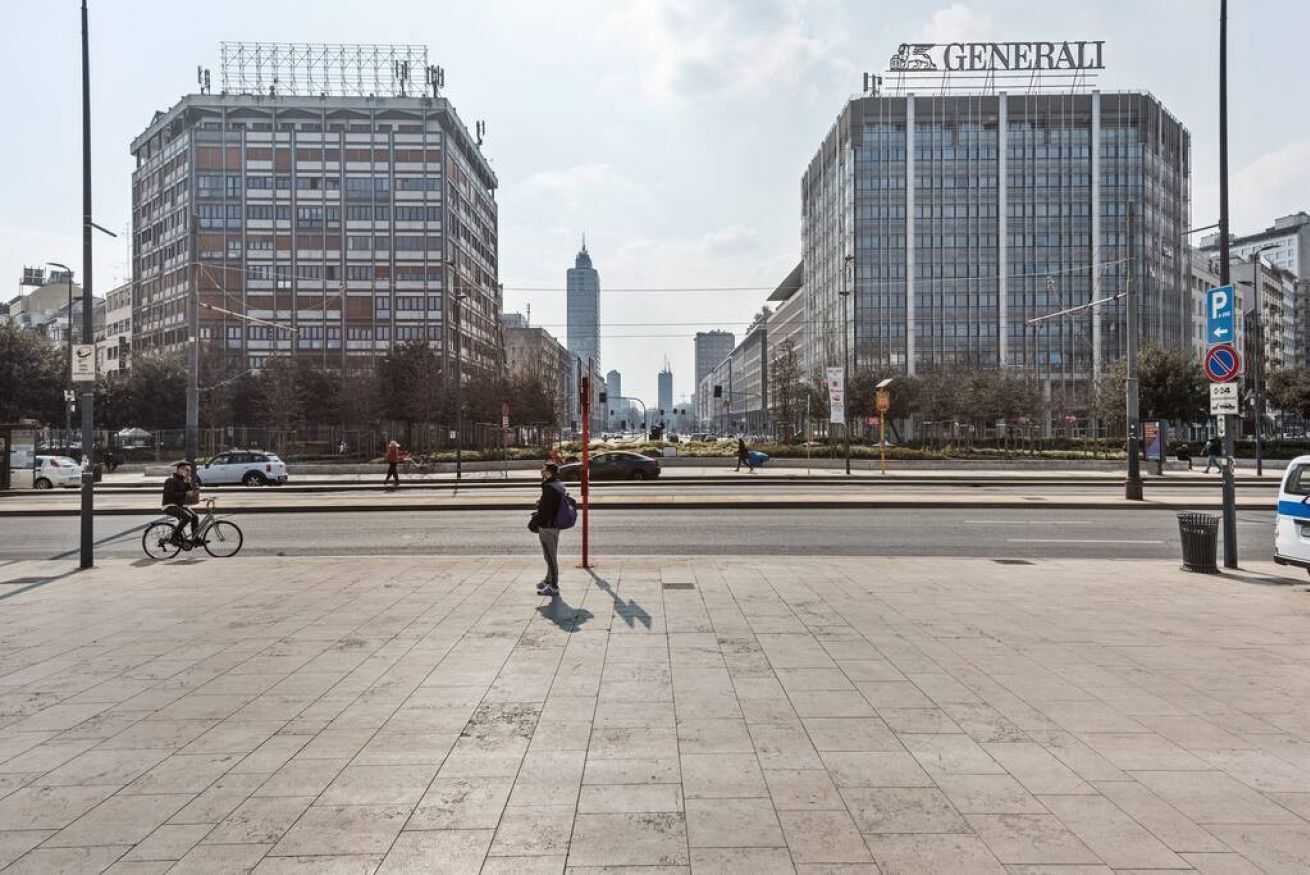 Een zebrapad met een groot gebouw, waarop 