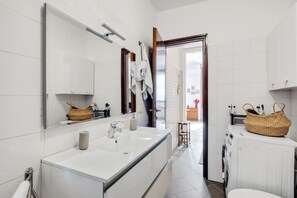 Dusche, Haartrockner, Bidet, Handtücher