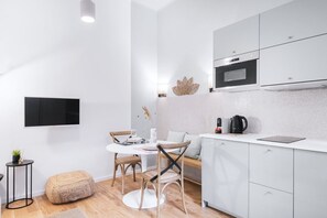 Refrigerador, microondas, placa de cocina, lavavajillas
