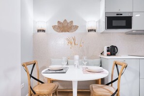 Réfrigérateur, micro-ondes, plaque de cuisson, lave-vaisselle