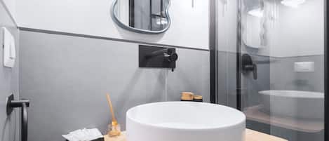 Douche, articles de toilette gratuits, sĂšche-cheveux, bidet