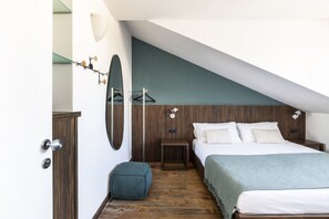 1 bedroom, desk, WiFi, bed sheets