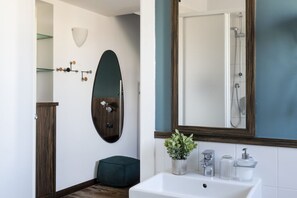 Shower, hair dryer, bidet, towels
