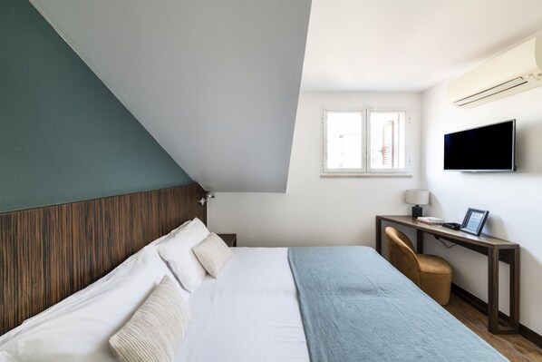 1 bedroom, desk, WiFi, bed sheets