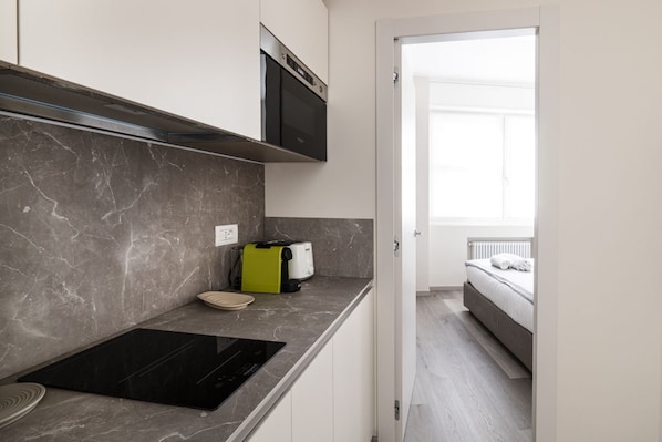 Fridge, microwave, stovetop, dishwasher