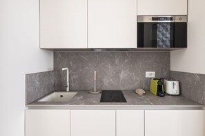 Kühlschrank, Mikrowelle, Herdplatte, Geschirrspüler
