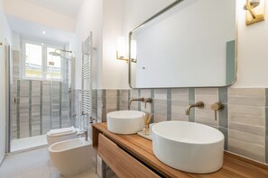 Shower, free toiletries, hair dryer, bidet
