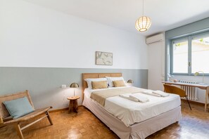 1 dormitorio, tabla de planchar con plancha, wifi y ropa de cama