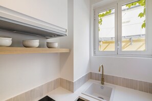 冷蔵庫、電子レンジ、オーブン、コンロ