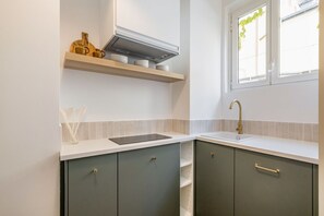 Frigorífico, microondas, horno y placa de cocina