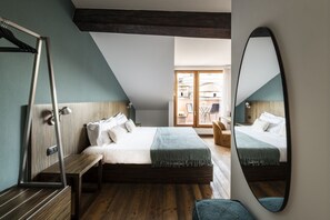 1 bedroom, desk, WiFi, bed sheets