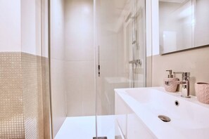 Regadera, secadora de cabello, bidet, toallas