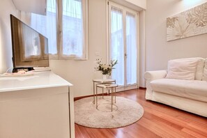 TV - Easylife – Cozy apartment within walking distance of the colorful Porta Venezia (Milano)