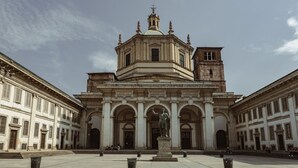 A spacious courtyard with a central statue, surrounded by classical architecture. - Easylife - Single Suite with view (Milano)
