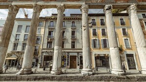 A building with classical columns and a balcony. - Easylife - Single Suite with view (Milano)