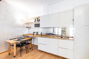 Réfrigérateur, four à micro-ondes, un four, surface de cuisson