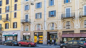 A street view of a row of multi-story buildings with various shops and restaurants on the ground floor. - Easylife - Romantic flat in Darsena (Navigli) (Milano)