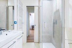 Bruser, hårtørrer, bidet, håndklæder