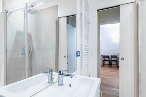 Dusche, Haartrockner, Bidet, Handtücher