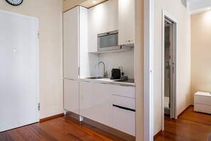 Fridge, microwave, dishwasher, coffee/tea maker