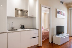 Fridge, microwave, dishwasher, coffee/tea maker